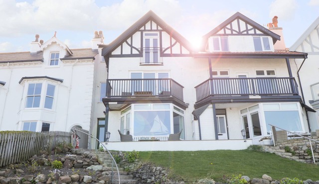 FLAT 3, PEACEHAVEN, family friendly in Sandsend