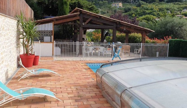 Flat 3 rooms on the ground floor in villa with pool