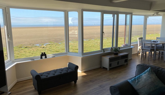 FLAT 3, SANDRIDGE COURT, romantic in Knott End-On-Sea