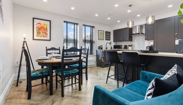 Flat A Stunning 2/3b flat in Roundhay, EV charging