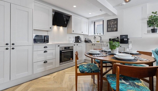 Flat B Stunning 2 bed in Roundhay, EV charging