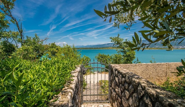 Flat "Biserka" with a view of the water