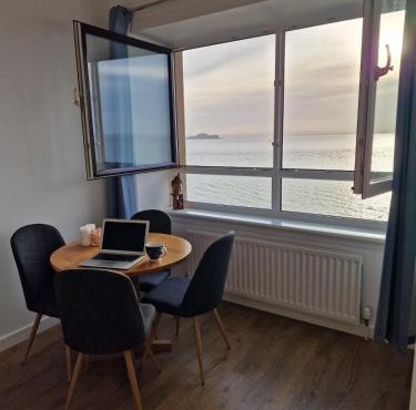 Flat by the sea with great view