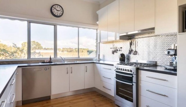 Flat Creek Retreat - McLaren Flat - 5 Bedrooms - NOTE; CHARGE IS PER BEDROOM