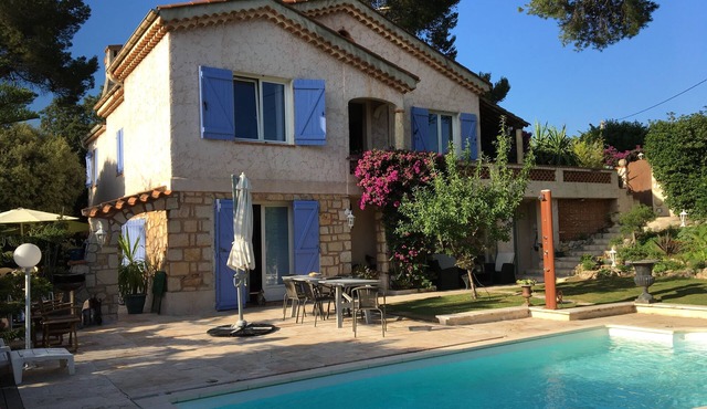 FLAT IN A VILLA CLOSE TO THE CENTER OF CANNES WITH POOL