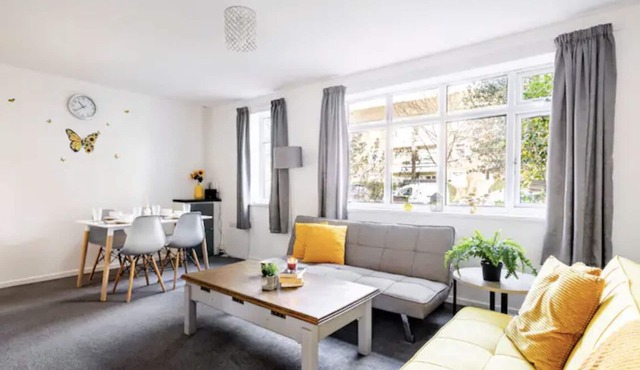 Flat in leafy Sale, Manchester