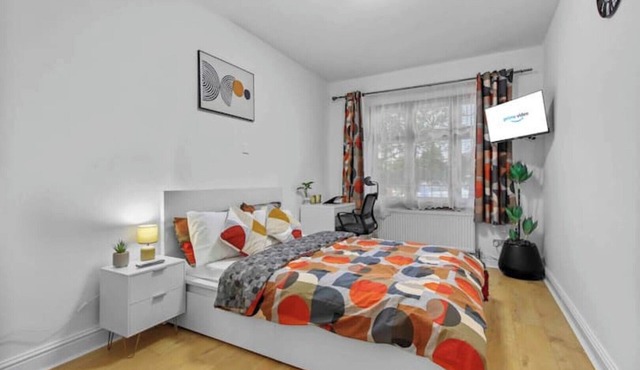 Flat in London, 1 min Walk to Station Central Line