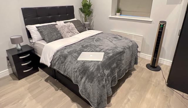 Flat in Sunbury-on-Thames *Free Parking*