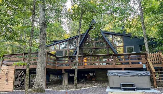 FLAT, Lakefront chalet; Hottub, Playground, Firepit, Wifi, and more!