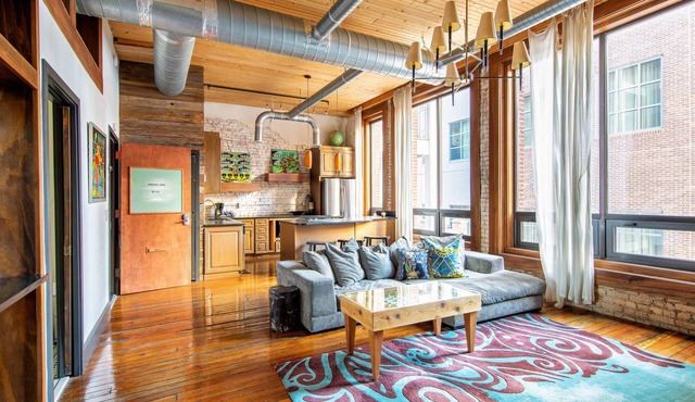 *Flat Loft* Walk to Broadway* Printers Alley Lofts