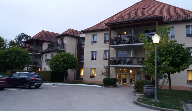 Flat* near Beaune center, quiet, swimming pool, sauna, golf