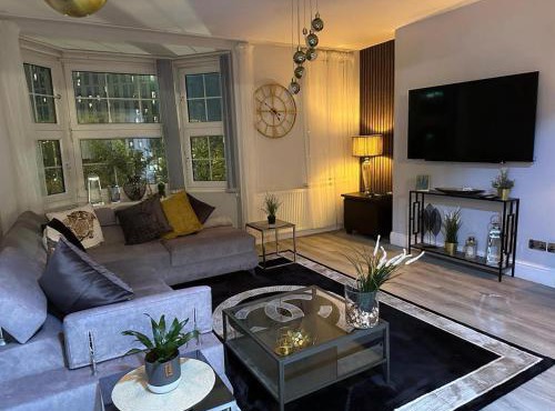 Flat Sleeps 2 with Jacuzzi and Parking