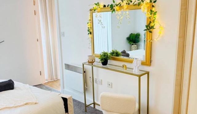 Flat - Sleeps 4 - Parking - Balcony - Pet Friendly