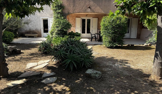 Flat with garden, 5000 sq. mt. of land, ideally located at Pinarello beach