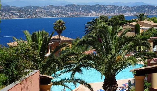 Flat with panoramic sea view, swimming pool, parking