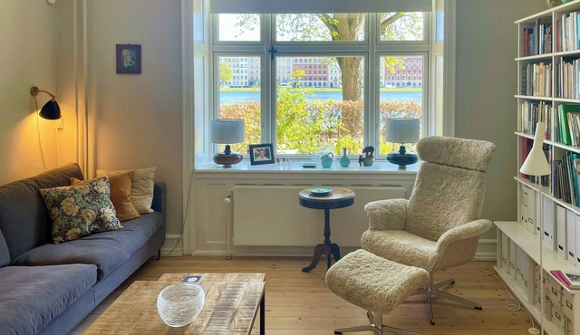 Flat with private garden by the lakes