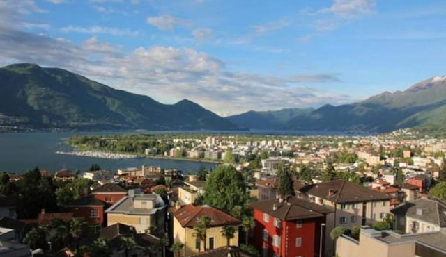 Flat with stunning 180-view and swimming pool