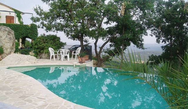 Flat with unparalleled views in the South of France and a superb swimming pool