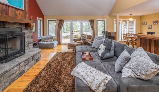 Flathead Lake views, fireplace, private deck & jetted tub - Whispering Rock