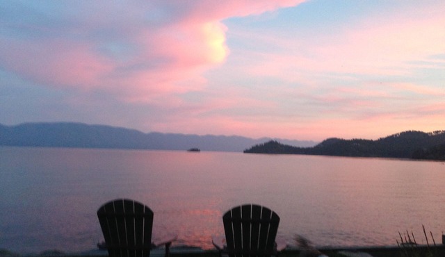 Flathead lakefront Charming 3-bedroom house with deck overlooking two islands!