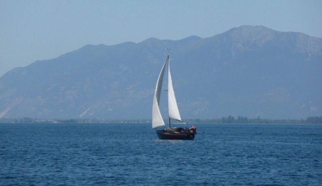 FLATHEAD 'On The Lake' Custom Log Cabin…. Reserve for your Montana Adventure!