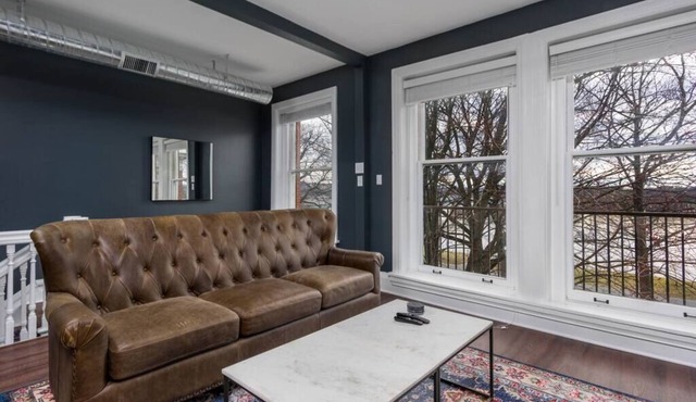 Flats on Front - Riverfront Gem, Fast Wi-Fi, 3F