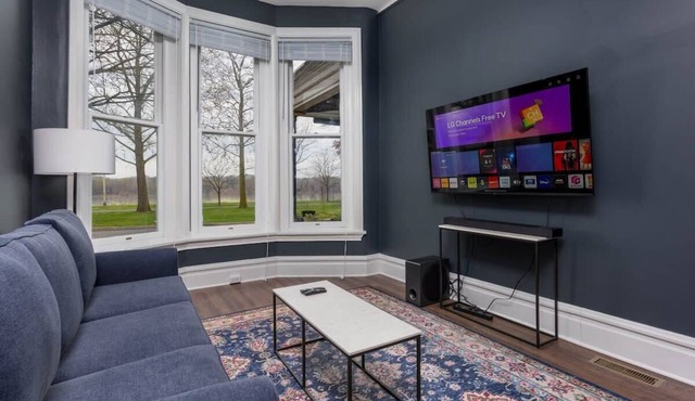 Flats on Front - Riverfront Gem, Fast Wi-Fi, 1F