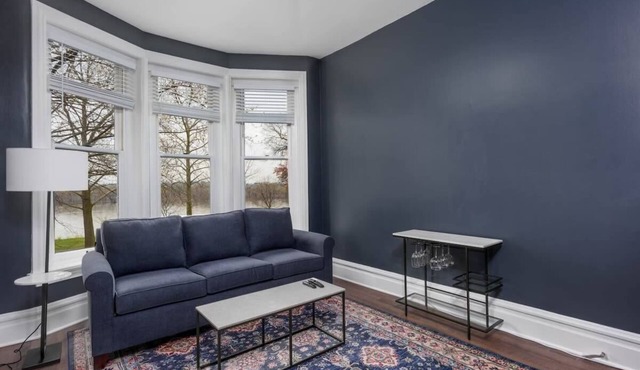 Flats on Front - Riverfront Gem, Fast Wi-Fi, 2F