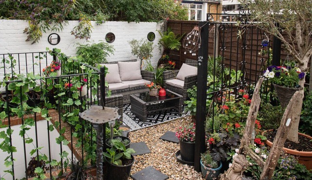 Flawsome Stays colourful whimsical apt w Garden close Harbour for 4 guests