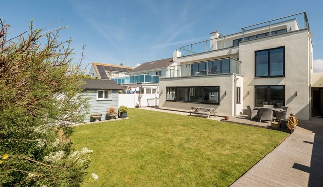 Fleetwood: East Wittering Beachfront Home – Sleeps 12, Sea Views & Garden