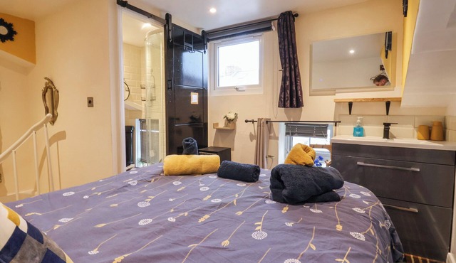 FLEMINGATE COTTAGE, romantic, with a garden in Beverley