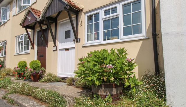FLEUR COTTAGE, family friendly, with a garden in Maiden Newton