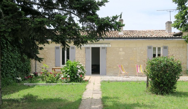 FLEURETTE house sleeps 9 near BORDEAUX