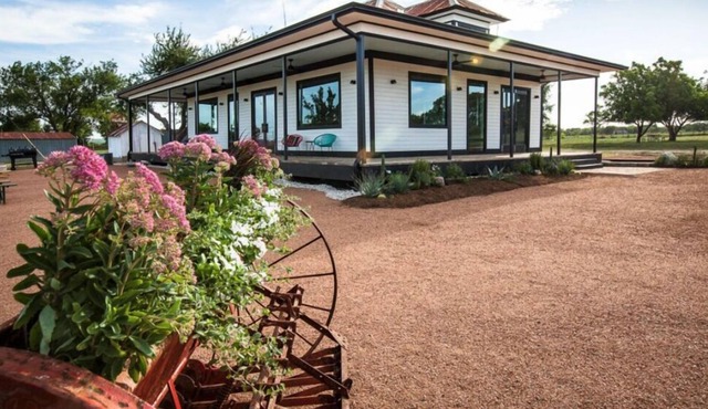 Flex Farmhouse - F1 - Airport - Tesla - Bastrop. Glamping Options
