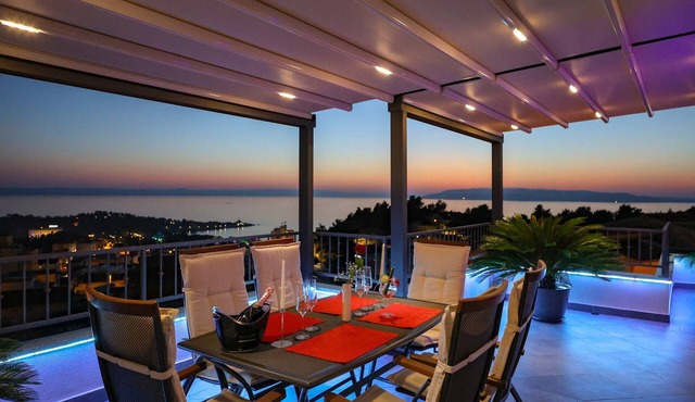 FLEXIBLE ARRIVAL! Fantastic penthouse with terrace and sea view, three bedrooms