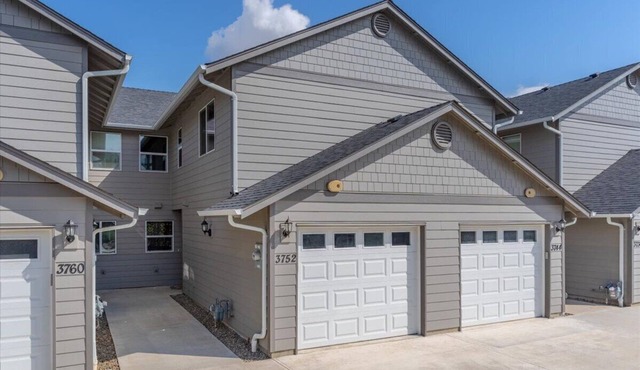 Flexible Extended Stay 3BR - Spacious + Fireplace + Patio