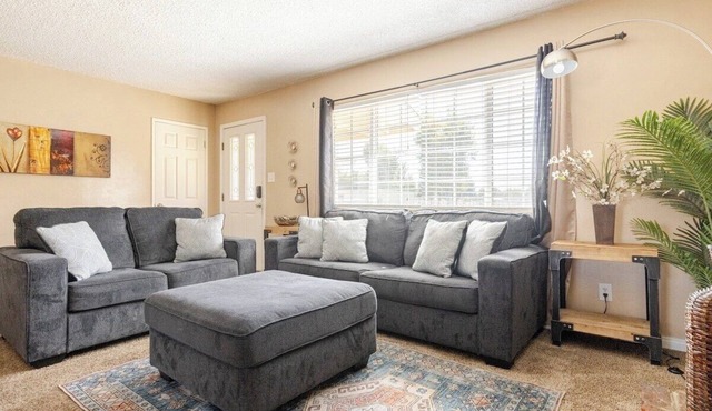Flicker · *3-Bedroom Haven with Pool Table