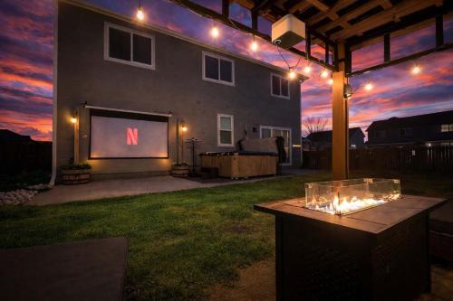 FlightDeck HotTub Fireplace NearAirport FamilyHome