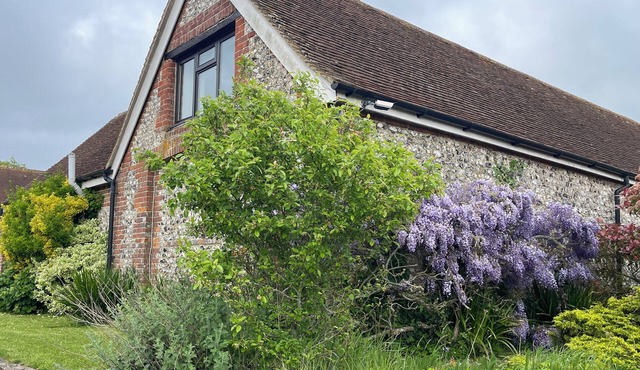 Flint Barn in Arundel With Vaulted Lounge, Private Gardens, new Kitchen, Parking