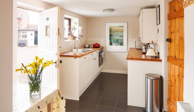 Flint cottage with parking in a quiet location nr Holt & Sheringham-Pet friendly