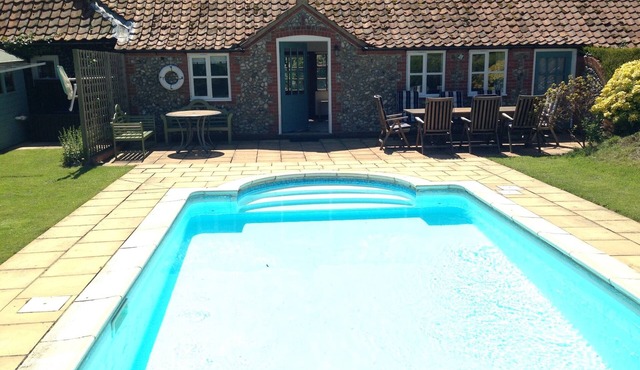 FLINT COTTAGE WITH PRIVATE POOL, ANNEX, OWN PARKING SLEEPING 8 PEOPLE.