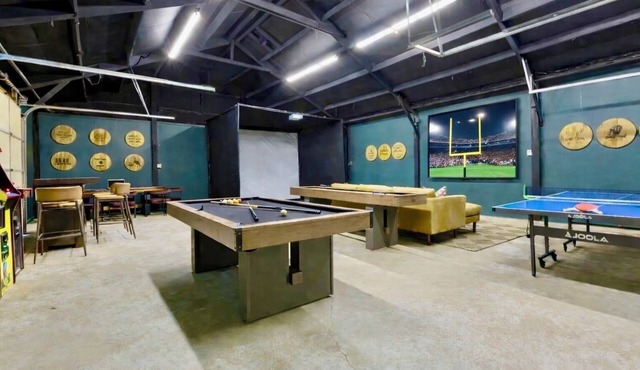 Flint Ridge Reserve - Sleeps 29 - Heated Pool/HotTub - Golf Sim - Arcade - Games