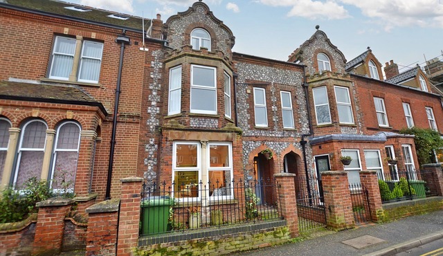 Flintrock House - a house that sleeps 9 guests in 5 bedrooms