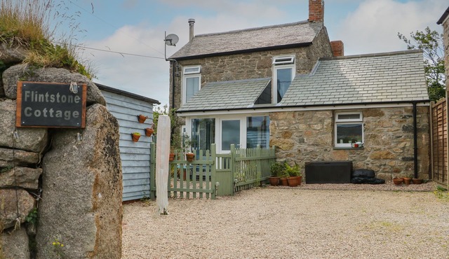 FLINTSTONE COTTAGE, pet friendly, with open fire in Pendeen