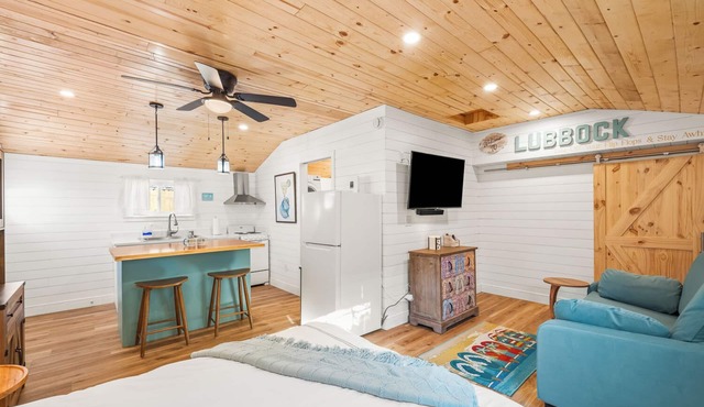Flip Flop Stop ~ Beach Themed Studio In Tech Terrace ~ Walk to Campus!