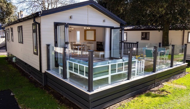 Flip Flops - a luxury lodge by the beach on Sandhills Holiday Park, Mudeford