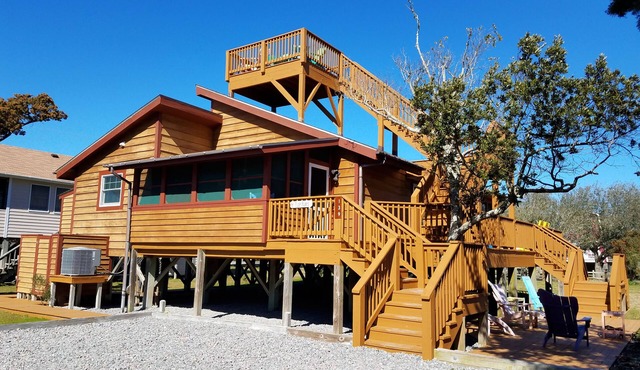 Flip Flops: Dog friendly, deck, screened porches, rooftop deck.
