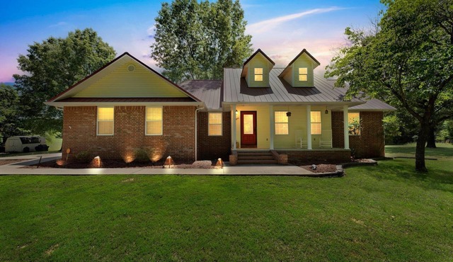 Flippin Haven: Spacious & Cozy Retreat 3 Bedroom Home by RedAwning