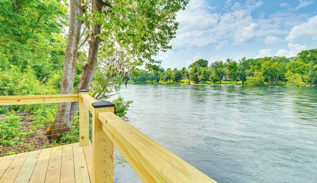 Flippin Home w/Deck & Grill: Steps to White River