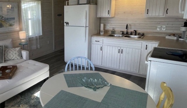 “Flipping Flounder” Secluded Cozy Cottage Charm-Near Beach, River, Fishing, Town